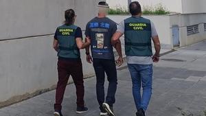 Uno de los sospechosos con la Guardia Civil