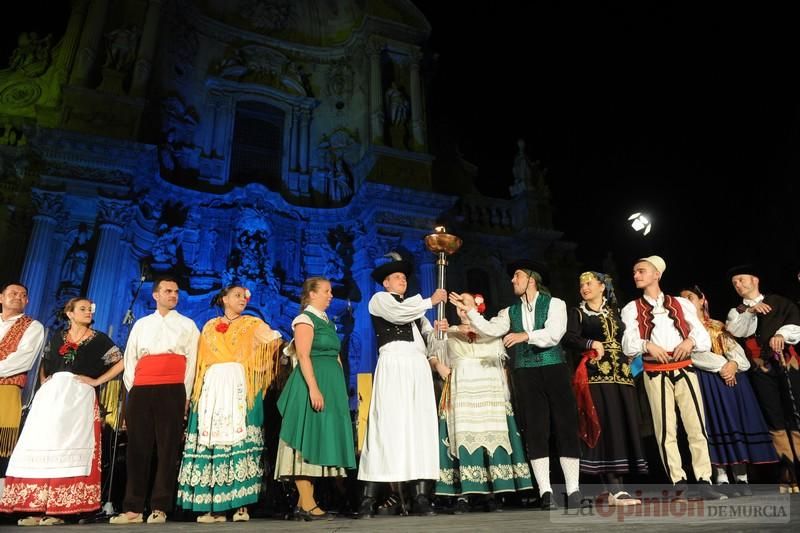 La Antorcha de la Amistad y el Moneo brillan en colores con motivo de este Festival Internacional de Folclore