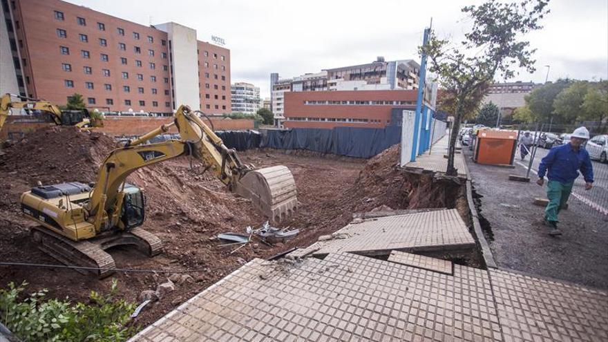 Cede parte de la acera por la excavación para levantar pisos de lujo en Cabezarrubia