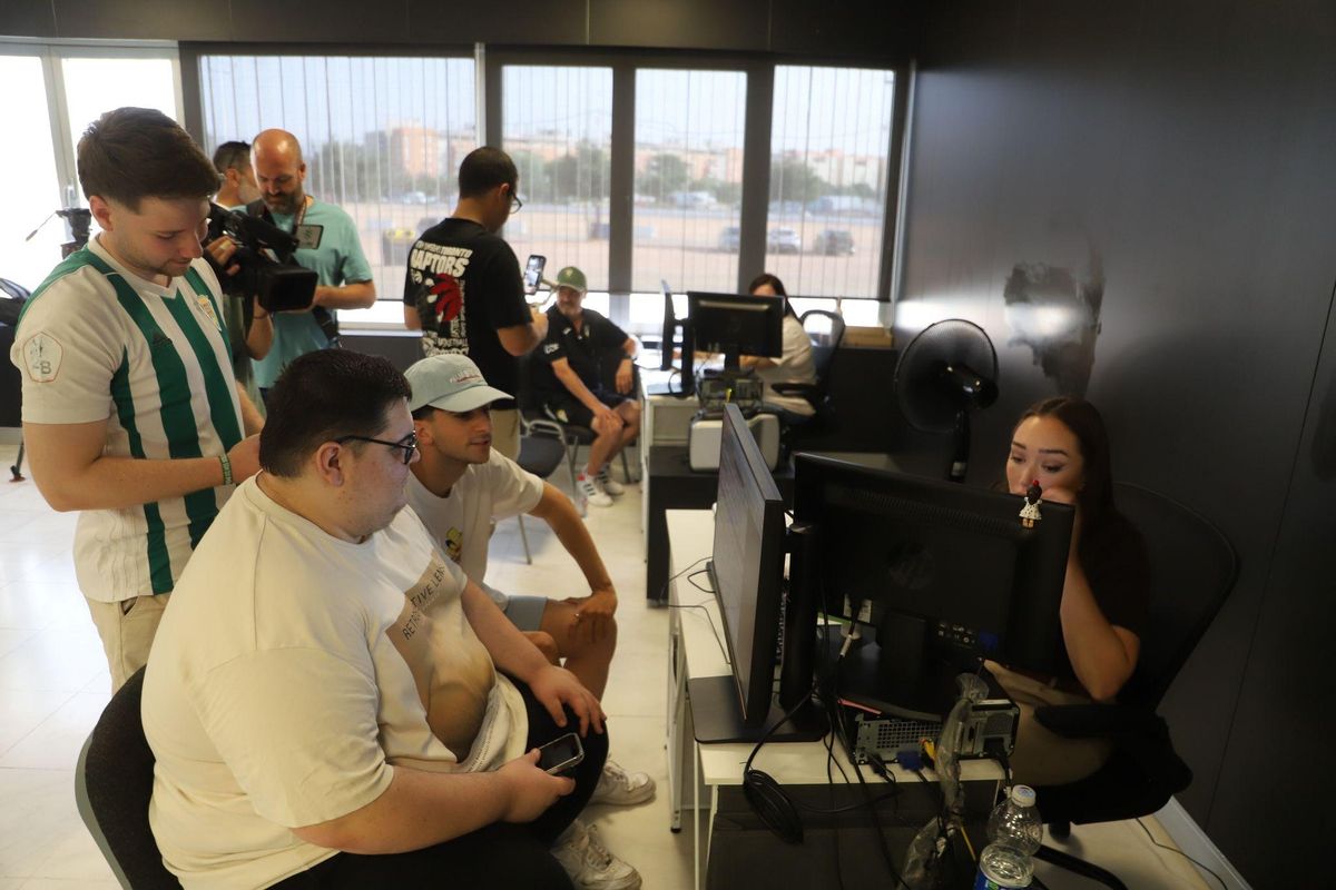 Imagen del primer día de la campaña, con varios socios tramitando sus respectivas renovaciones.