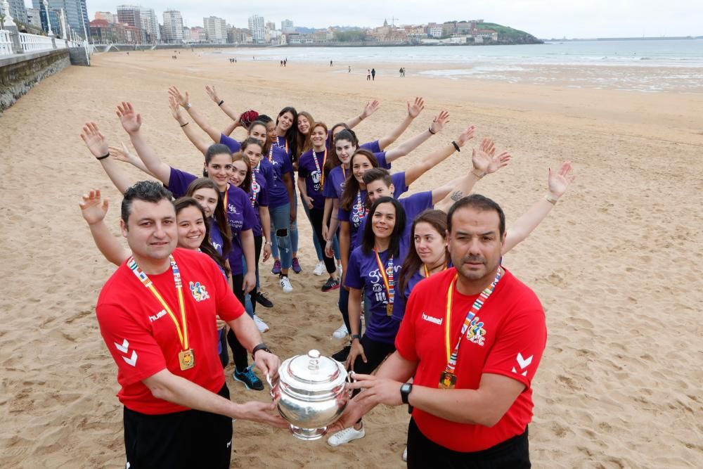 Jugadoras del Mavi balonmano celebran la Copa de la Reina en Gijón