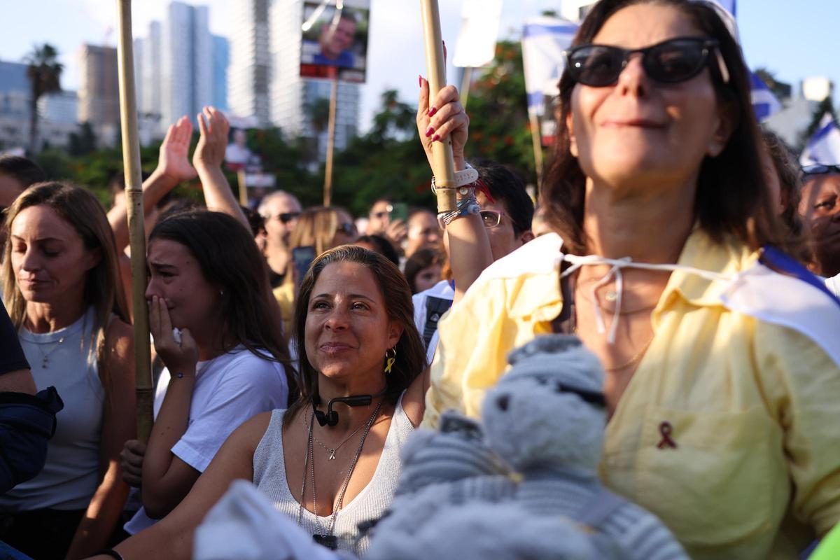 Cientos de personas aguardan en Tel Aviv el regreso de los rehenes liberados por Hamás