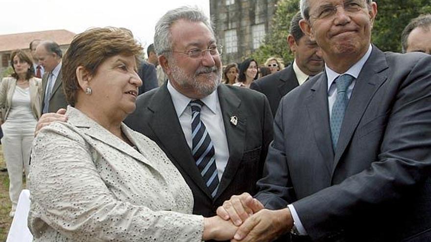 Carmen Avendaño, acompañada del presidente de la Xunta, Emilio Pérez Touriño, y del ministro de Sanidad y Consumo, Bernat Soria.