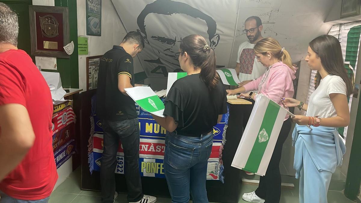 Los componentes de la Federación de Peñas, este domingo, montando todo el material