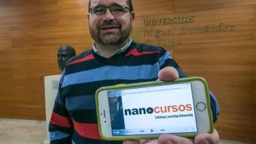 El vicerrector de Planificación, Fernando Borrás, muestra la app.
