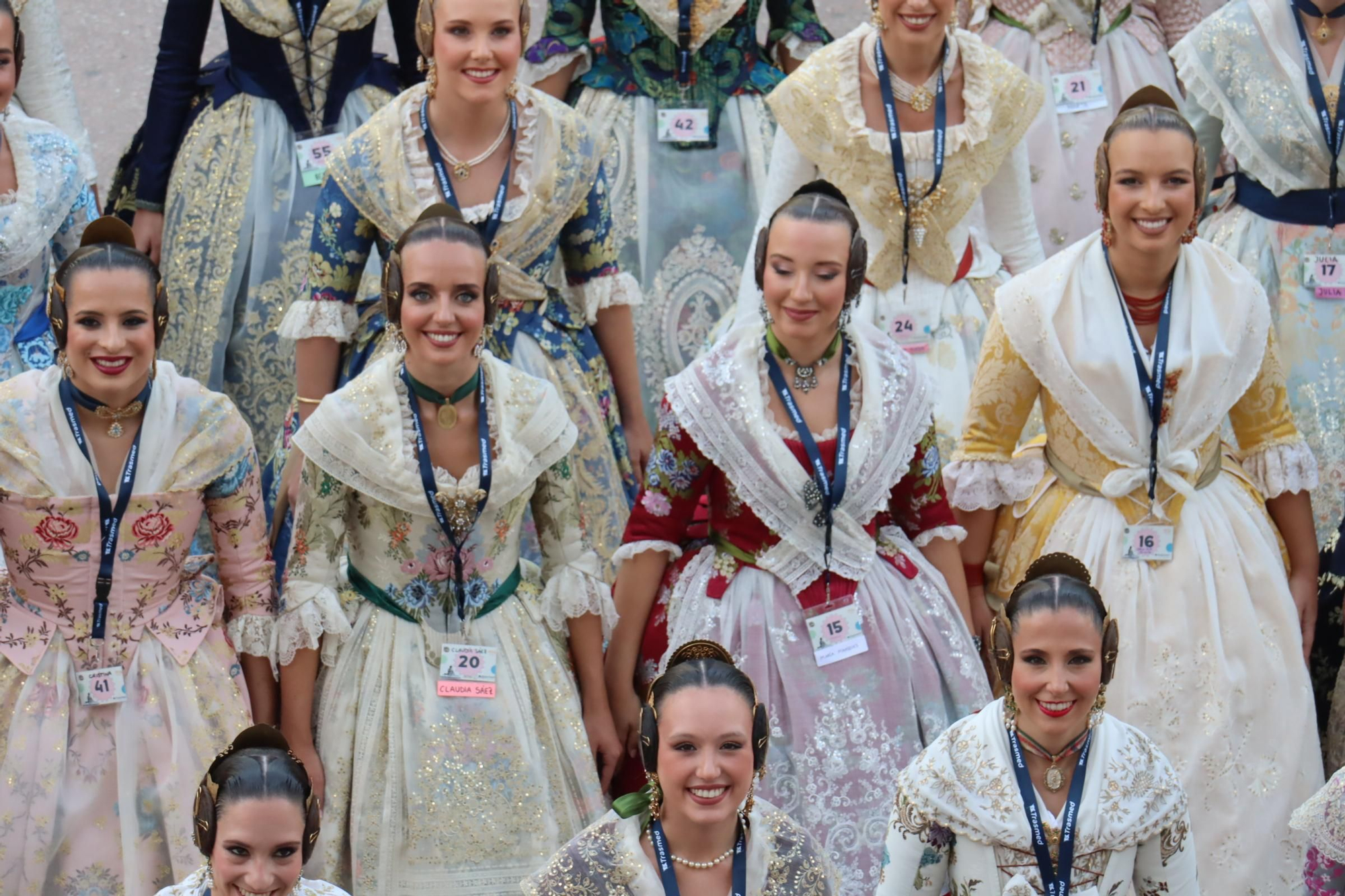 Concentración fallera en la Plaza del Ayuntamiento con las candidatas a FMV2025