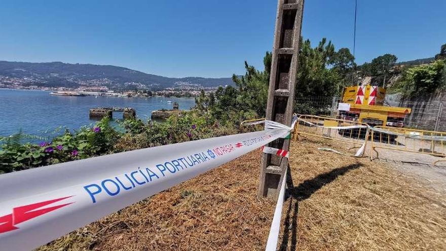 El vial de acceso a la playa quedó cortado mientras duren los trabajos en el talud. // S.Á.