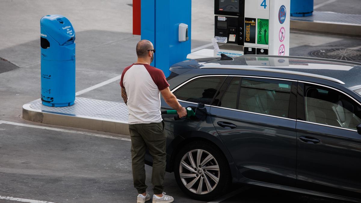 Archivo - Un hombre reposta carburante en una gasolinera