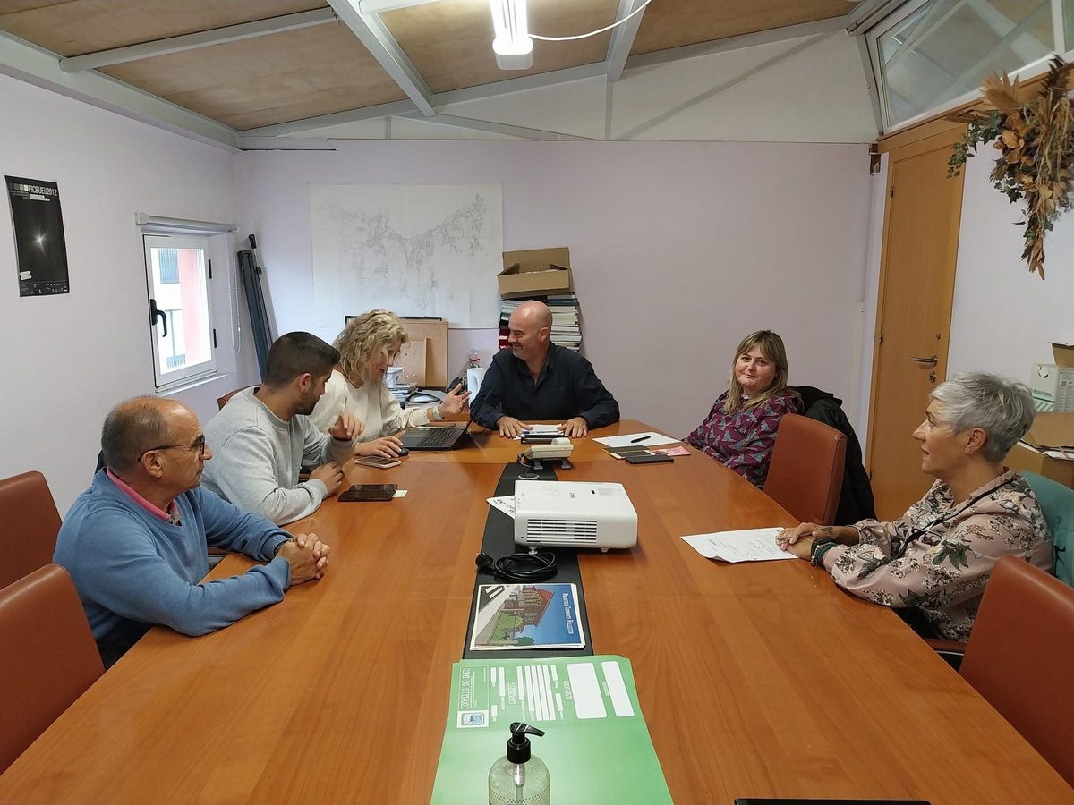 La reunión de ayer de la Xunta de Goberno Local de Bueu, que aprobó el estudio de detalle de las viviendas de Massó.