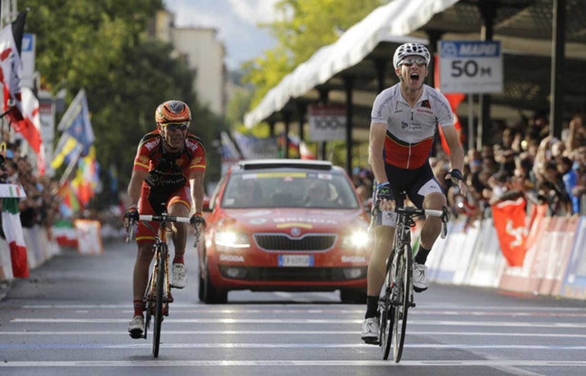 Rui Costa supera Purito Rodríguez en la meta del Mundial de ciclisme en ruta. Rui Costa supera Purito Rodríguez en la meta del Mundial de ciclisme en ruta.