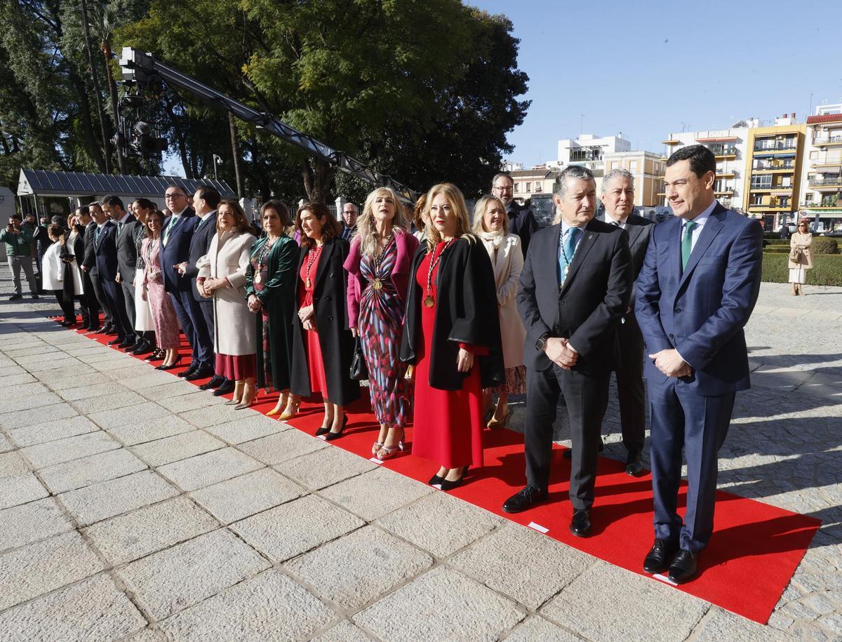 El presidente de la Junta de Andalucía Juanma Moreno (d), acompañado de los consejeros de su Ejecutivo, durante el acto de izada de bandera en la celebración del Día de Andalucía este miércoles en la Cámara autonómica en Sevilla
