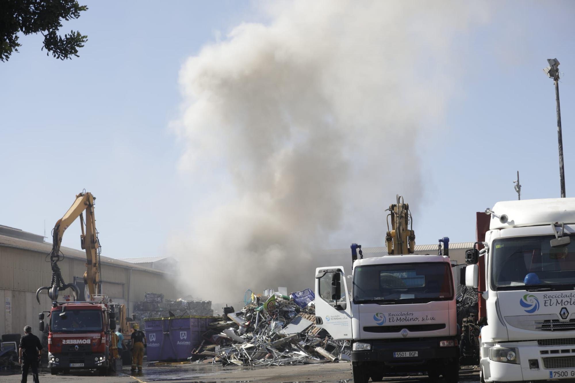 Incendio en una nave industrial de una empresa de reciclaje en Son Castelló