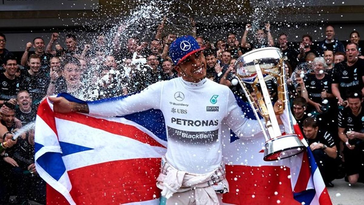 Lewis Hamilton es rociado con champán por su equipo tras ganar el GP de EEUU y setenciar el Mundial de F-1.