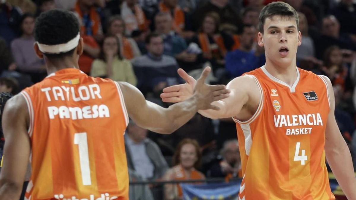 Taylor y Pradilla chocan sus manos