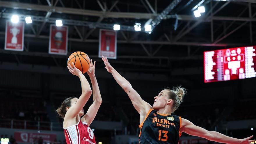 El Valencia Basket se lleva el primer partido en Zaragoza y ya acaricia su cuarta Liga