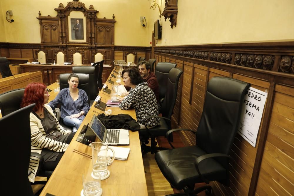 Encierro vecinal en el ayuntamiento de Gijón