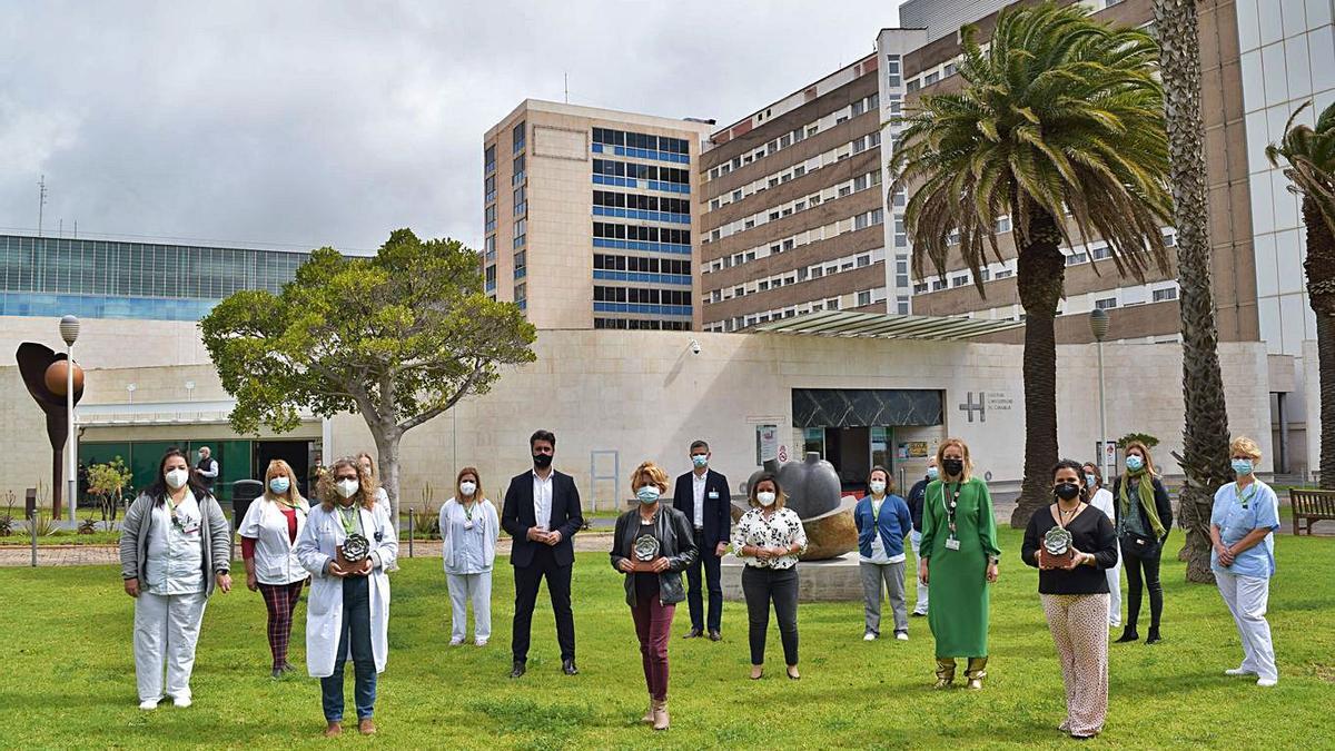 Luis Yeray Gutiérrez, alcalde de La Laguna, ayer tras entregar los galardones en el Hospital Universitario de Canarias. .