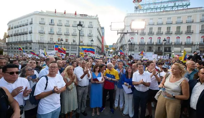 Miles de personas intervienen en la Puerta del Sol con la bandera de Venezuela en las manos contra el régimen de Nicolás Maduro en Madrid