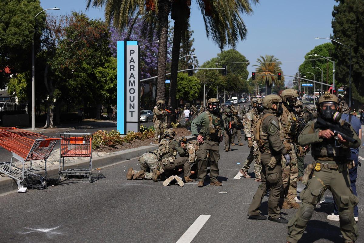 Agentes federales detienen a un manifestante durante las protestas por las detenciones de inmigrantes, este sábado en Paramount.