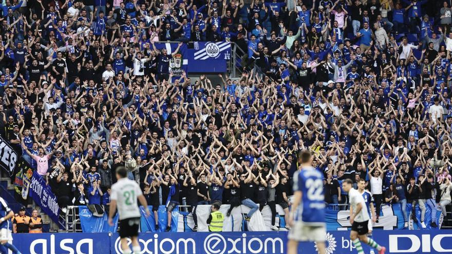 La afición del Oviedo durante el partido de ayer en el Tartiere. | Miki López |  J. A. C.