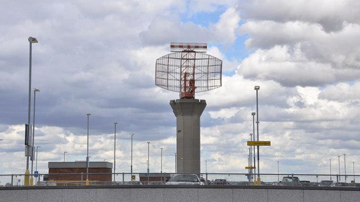 Los sistemas de radar utilizados por aeropuertos civiles (como éste de Heathrow) están revelando inadvertidamente nuestra existencia a potenciales civilizaciones extraterrestres.
