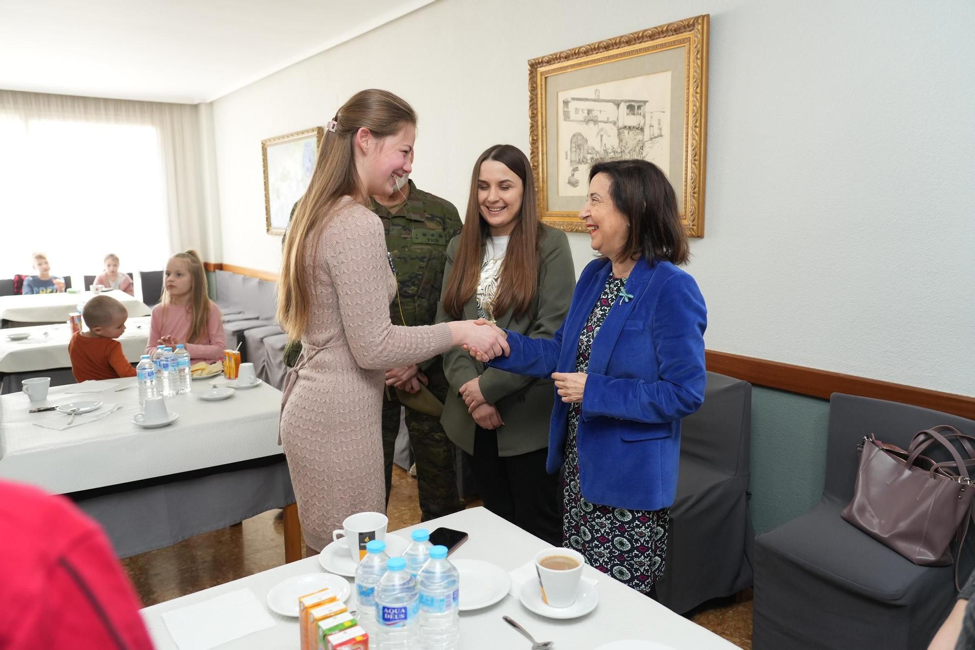 Visita de la ministra de Defensa a los 47 familiares de combatientes ucranianos que pasan dos semanas en el Grau de Castelló