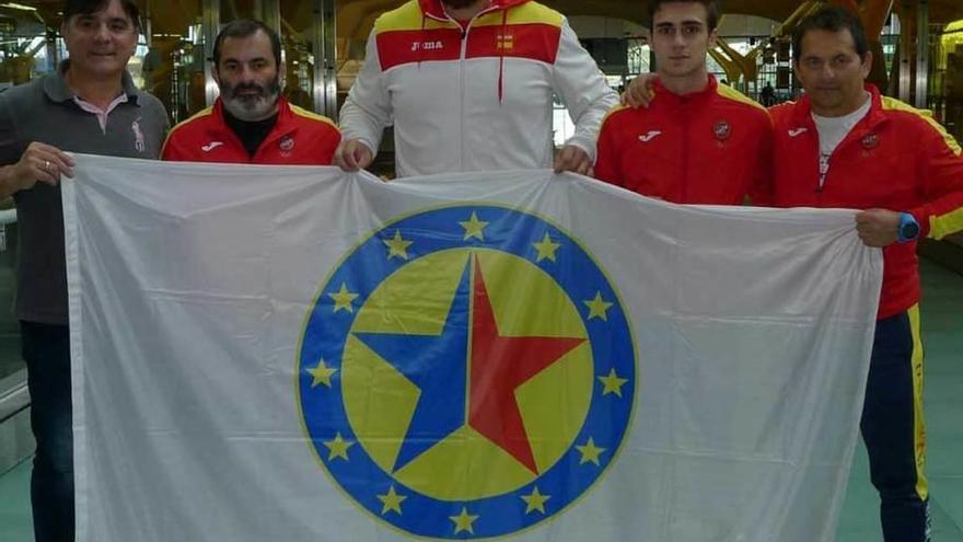 Carlos Gómez, Felipe Sánchez, David Fernández, Álvaro Lara y Javier Iglesias, con la bandera de la Federación Europea.