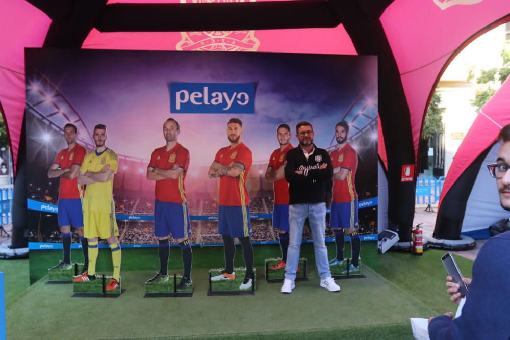 Cientos de aficionados hacen cola durante todo el jueves para fotografiarse con los trofeos de La Roja