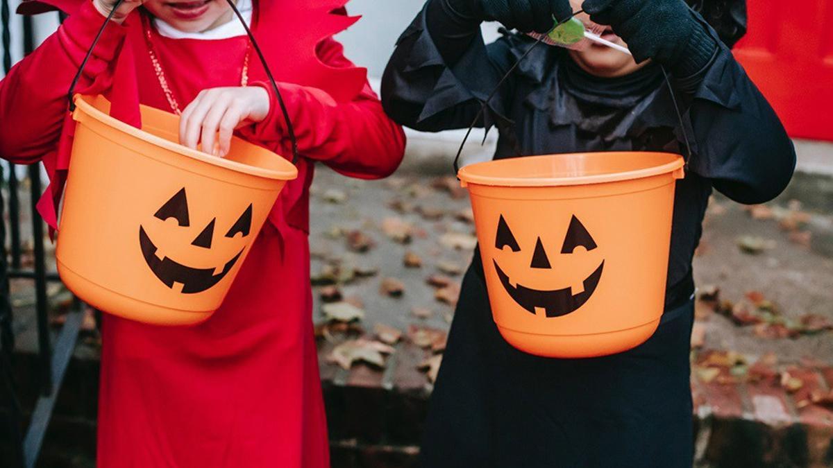 Niños disfrazados de Halloween.