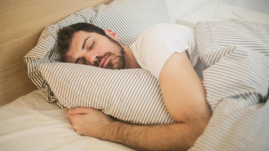 El truco para quedarte dormido en menos de un minuto que arrasa en las redes