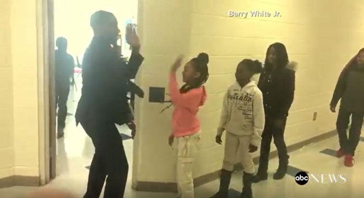 Barry White Jr. dona la benvinguda a l’aula als seus alumnes amb una salutació única i personalitzada per a cadascun d’ells.