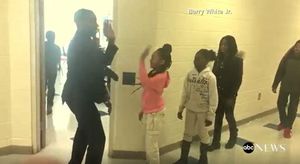 Barry White Jr. dona la benvinguda a l’aula als seus alumnes amb una salutació única i personalitzada per a cadascun d’ells.