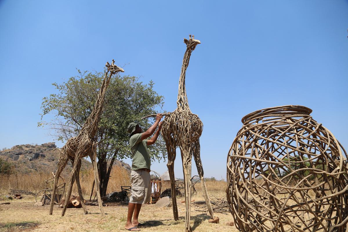 Artistas de Zimbabue convierten plantas invasoras en esculturas fantásticas