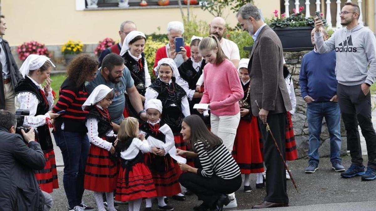 Cadavedo se viste de gala para recibir la visita de los reyes y la princesa Leonor.