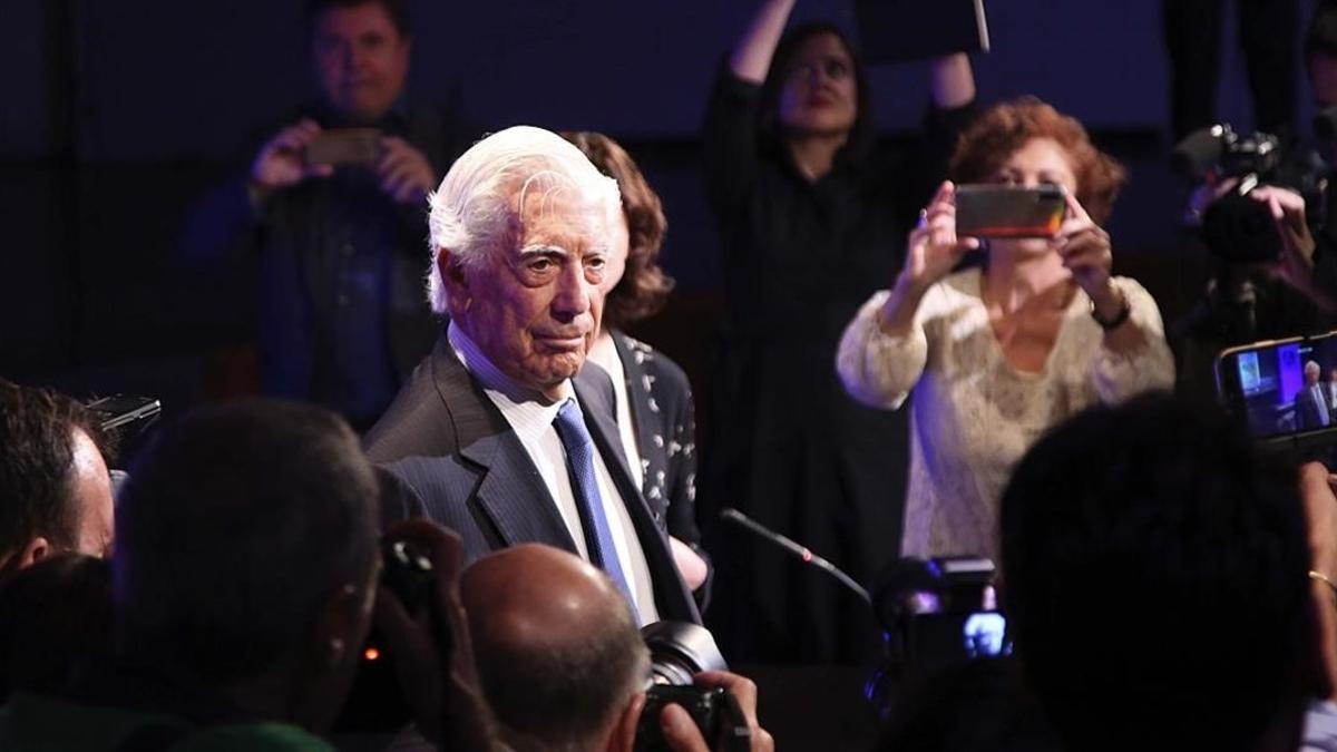 Mario Vargas Llosa, durante la presentación en Madrid de la novela 'Tiempos recios'