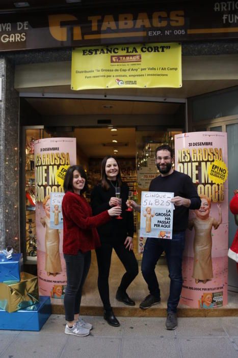 Responsables de l'Estanc al carrer la Cort de Valls que ha venut un dels cinquens premis de La Grossa.