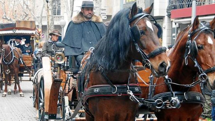 La cercavila dels Tres Tombs, amb carros d&#039;època, va desfilar pels carrers més cèntrics d&#039;Igualada