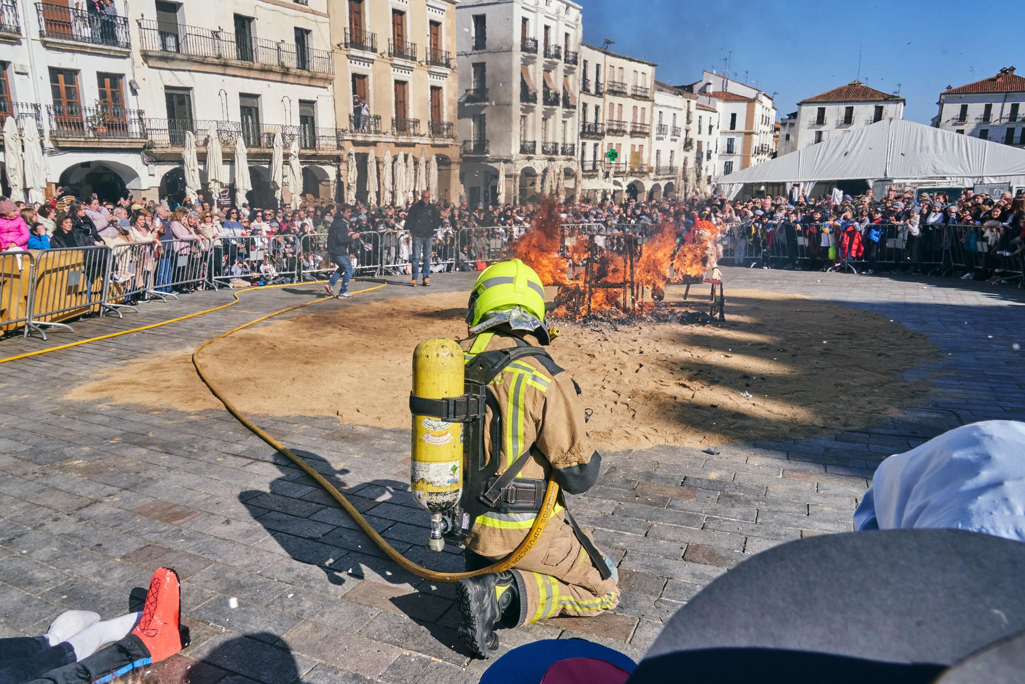 GALERÍA | Así ha sido la quema del tradicional pelele en Cáceres