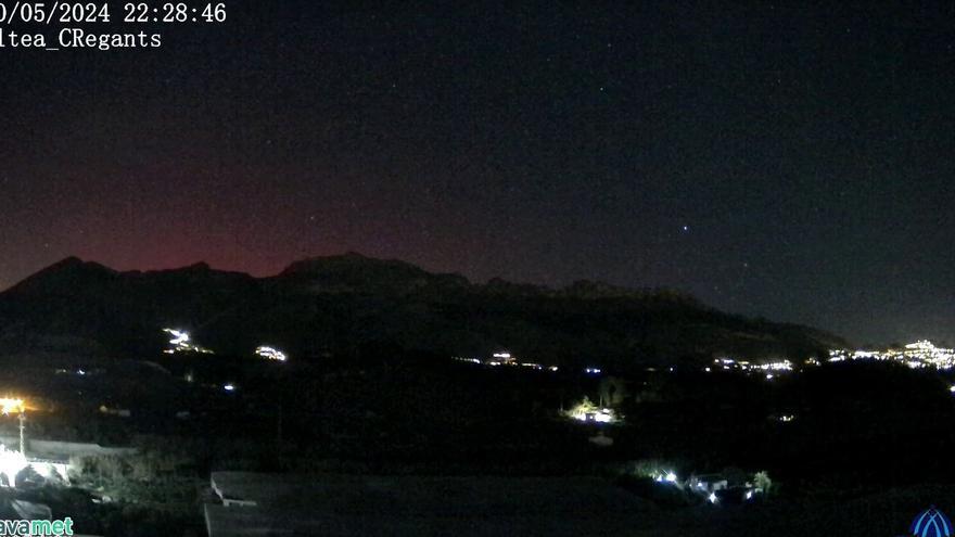 Una aurora boreal se asoma en los cielos de la provincia de Alicante