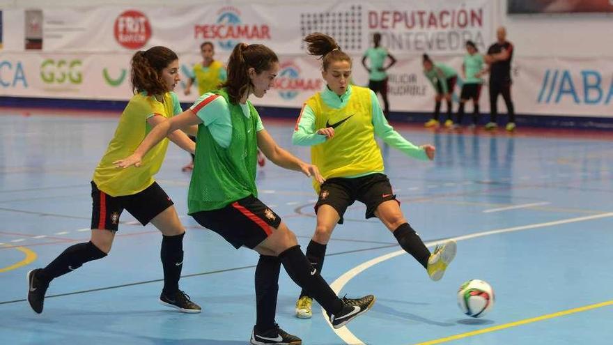 Jugadoras de España en su entrenamiento de ayer en A Seca. // Gustavo Santos