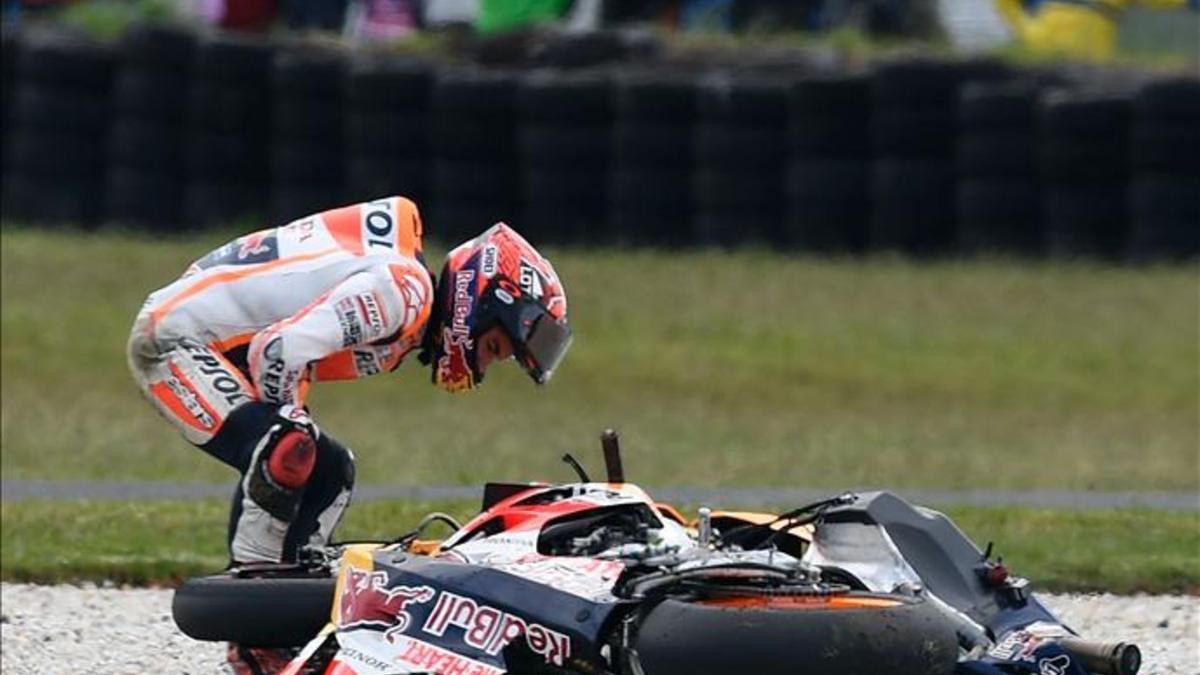 Marc Márquez se cayó cuando lideraba la carrera de MotoGP en Australia