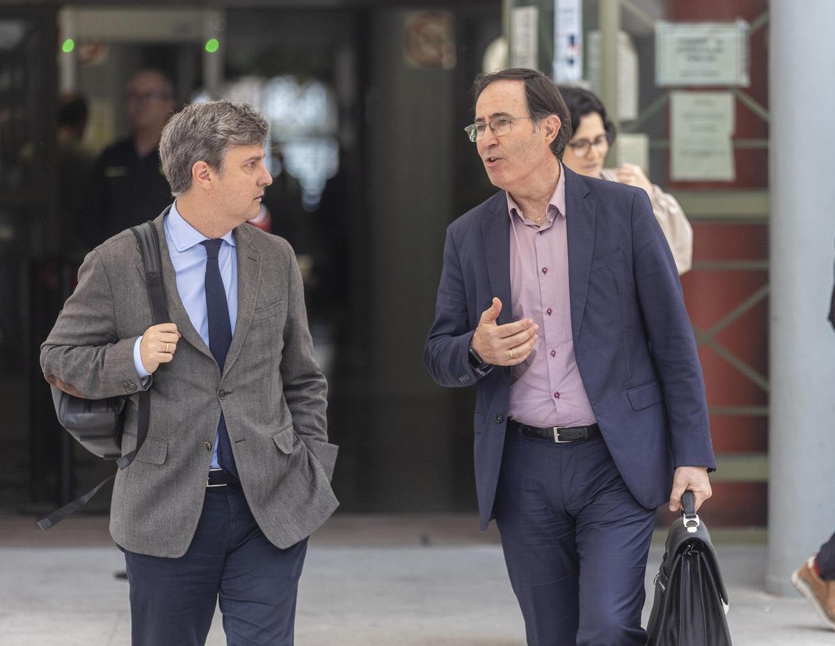 De izquierda a derecha, Eduardo García Ontiveros, abogado de Ciudadanos, y Fernando Cazorla, letrado del PSOE, a la salida de los juzgados de Benalúa.