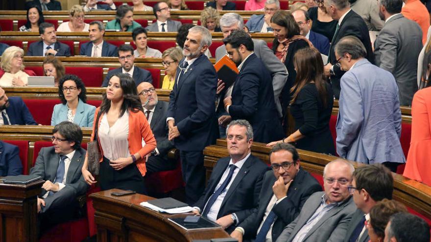 La oposición abandona el pleno antes de la votación.