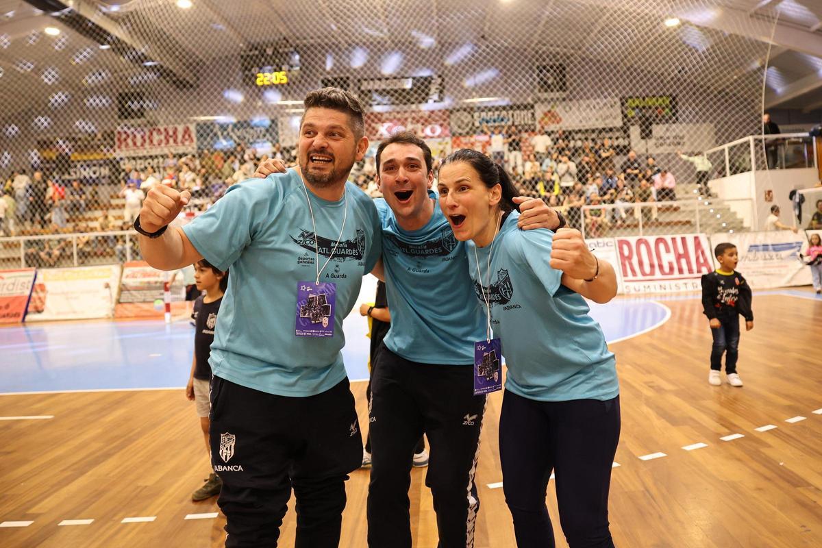 Seabra celebra con sus ayudantes la clasificación para la final de la EHF European Cup.