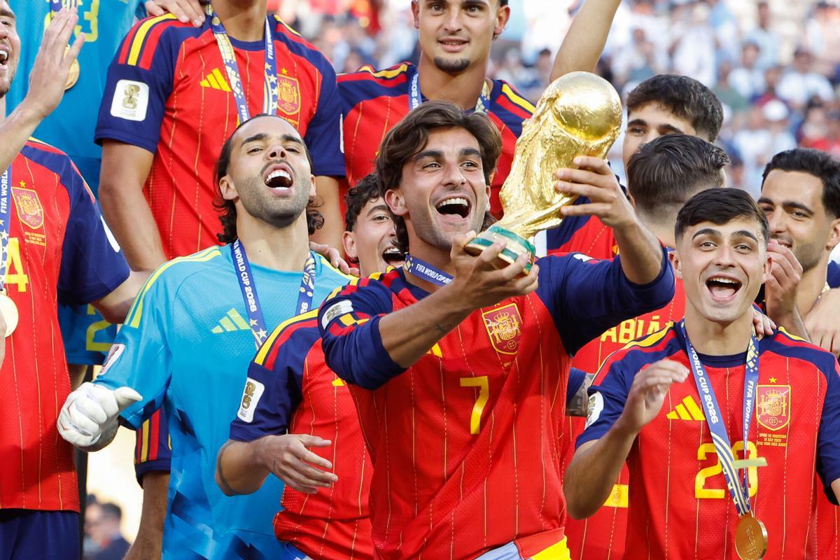 Winning goal scorer Ferran Torres #7 of Spain lifts the trophy following the FIFA World Cup 2026 Final football match between Spain and Argentina on July 19, 2026 at New York New Jersey Stadium, MetLife Stadium in East Rutherford, New Jersey, United States - Photo Jean Catuffe / DPPI AFP7 19/07/2026 ONLY FOR USE IN SPAIN. Jean Catuffe / DPPI / AFP7 / Europa Press;2026;ARGENTINA;ARGENTINE;COUPE;cup;ESPAGNE;FIFA;FINAL;FINALE;FOOT;football;MONDE;mondial;Soccer;Spain;Sport;WORLD;FOOTBALL - WORLD CUP 2026 - FINAL - SPAIN v ARGENTINA