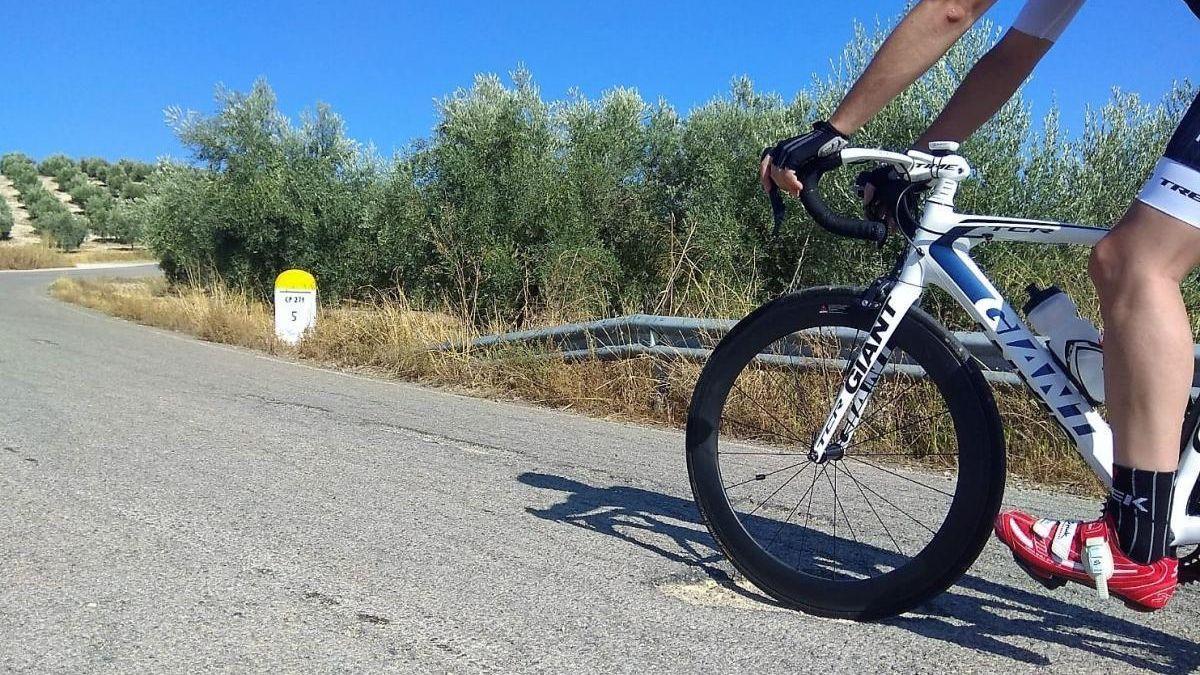 Imagen de archivo de un ciclista por un camino.