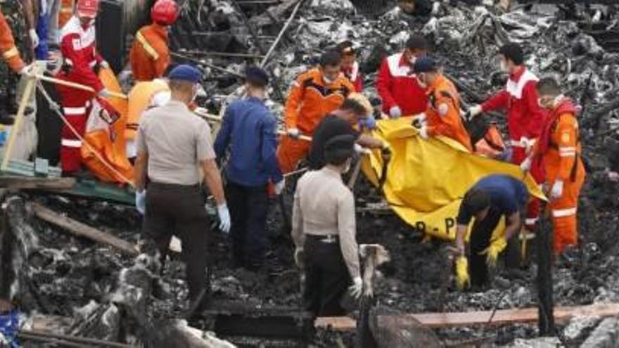 L&#039;incendi d&#039;un vaixell deixa almenys 23 morts i 17 desapareguts a Indonèsia