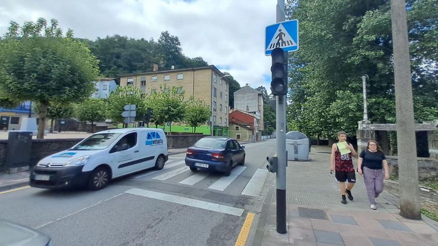 El semáforo del tramo con más tráfico del sur de Mieres lleva un mes averiado