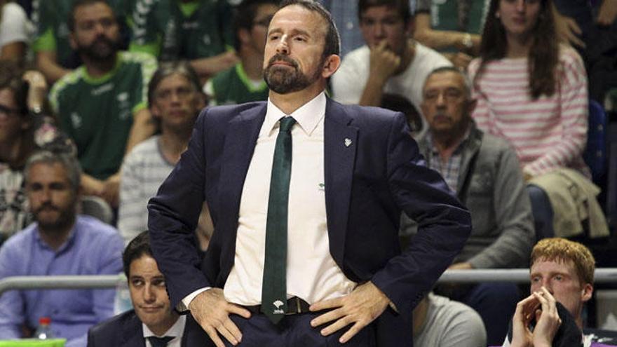 El entrenador del Unicaja, Joan Plaza, durante el partido frente al Real Madrid.