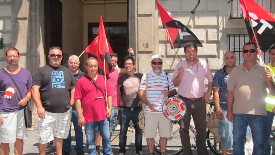 Miembros de la Confederación General del Trabajo (CGT) se han concentrado este miércoles ante la Delegación del Gobierno andaluz.